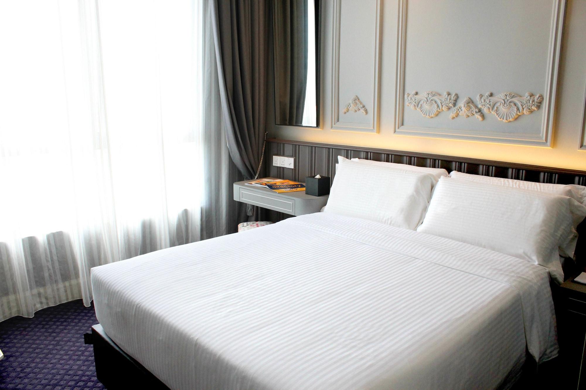 Hatten Place Melaka Bagian luar foto A bed with white sheets