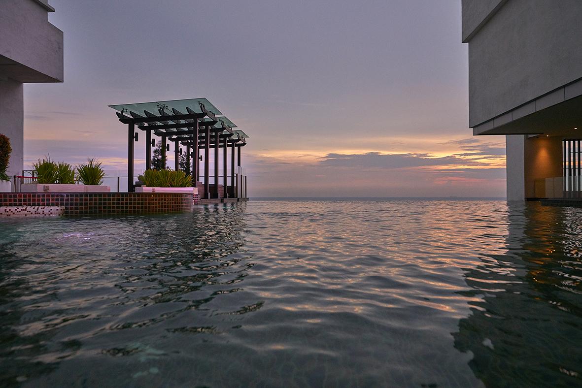 Hatten Place Melaka Bagian luar foto Infinity pool at the hotel