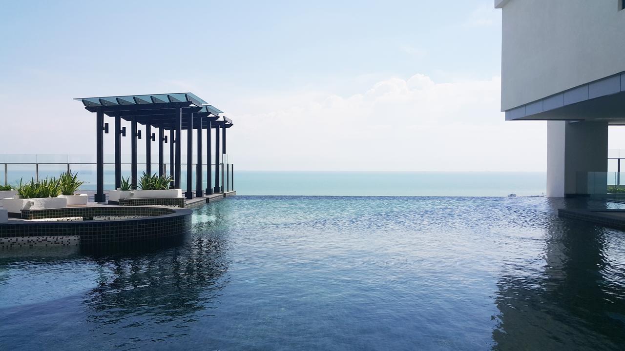 Hatten Place Melaka Bagian luar foto Infinity pool at the 33rd floor of The View