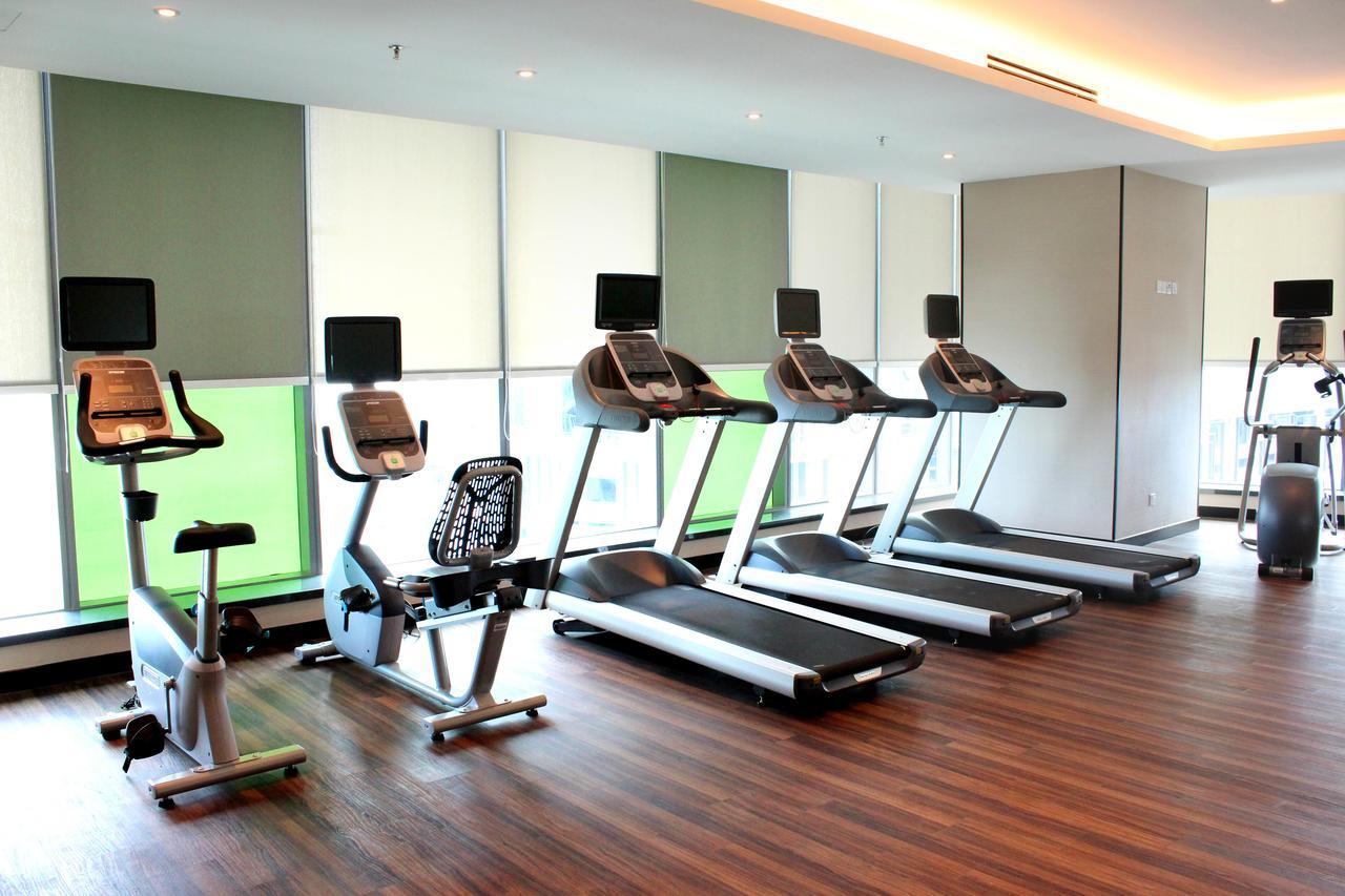 Hatten Place Melaka Bagian luar foto A row of treadmills